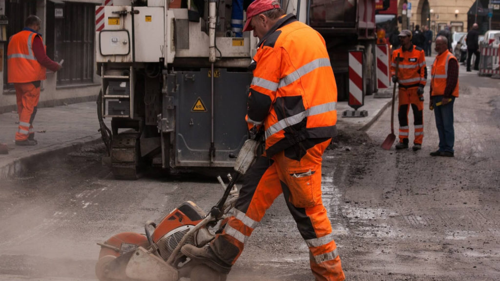 Neue-Jobs-Ausländer-Bauarbeiter-Straße-Fahrbahndecke