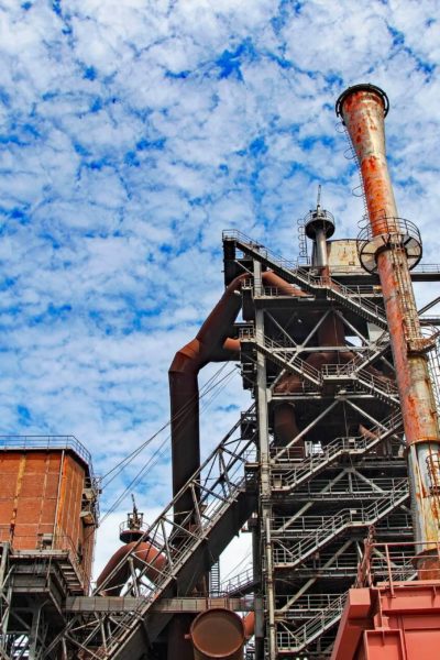 Jobs-Stellenangebote-Duisburg-Industrieruine-Rost-Himmel-Wolken-Tag